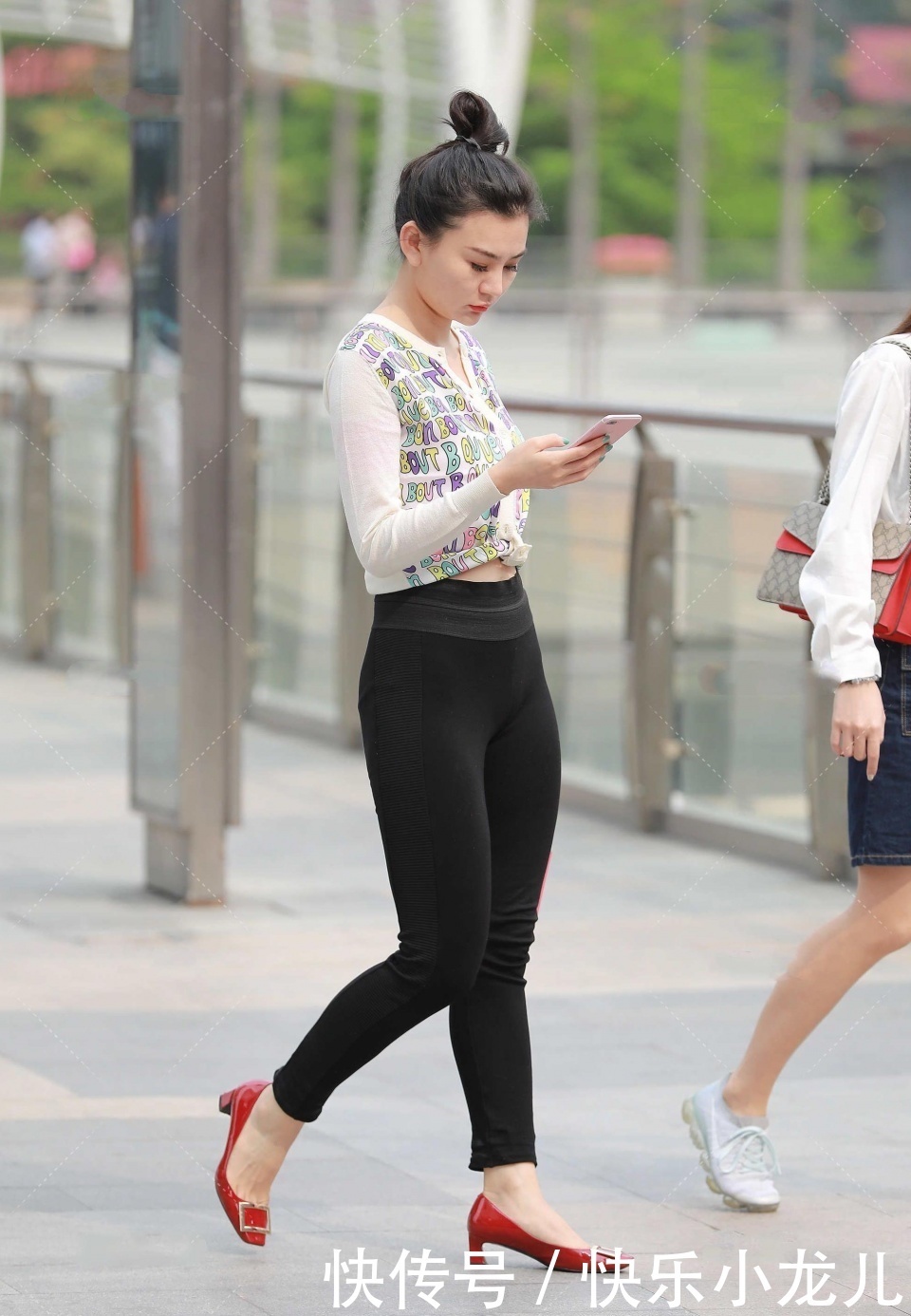 美女|是一位杰出的美女，我完全着迷了，好想帮她去买杯奶茶！会赏脸吗