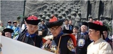 扳指|一男子手戴上亿扳指,专家要求上交,男子说出6个字,专家蒙掉