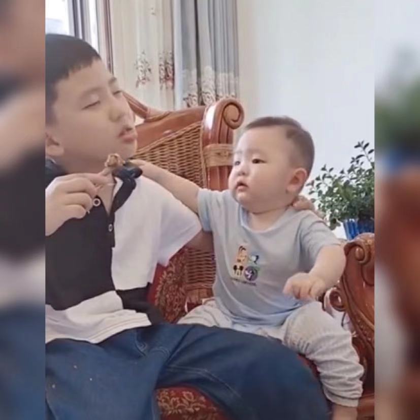 二宝|弟弟想吃哥哥手里的鸡腿,咽口水的样子萌翻了,网友:诱惑太大了