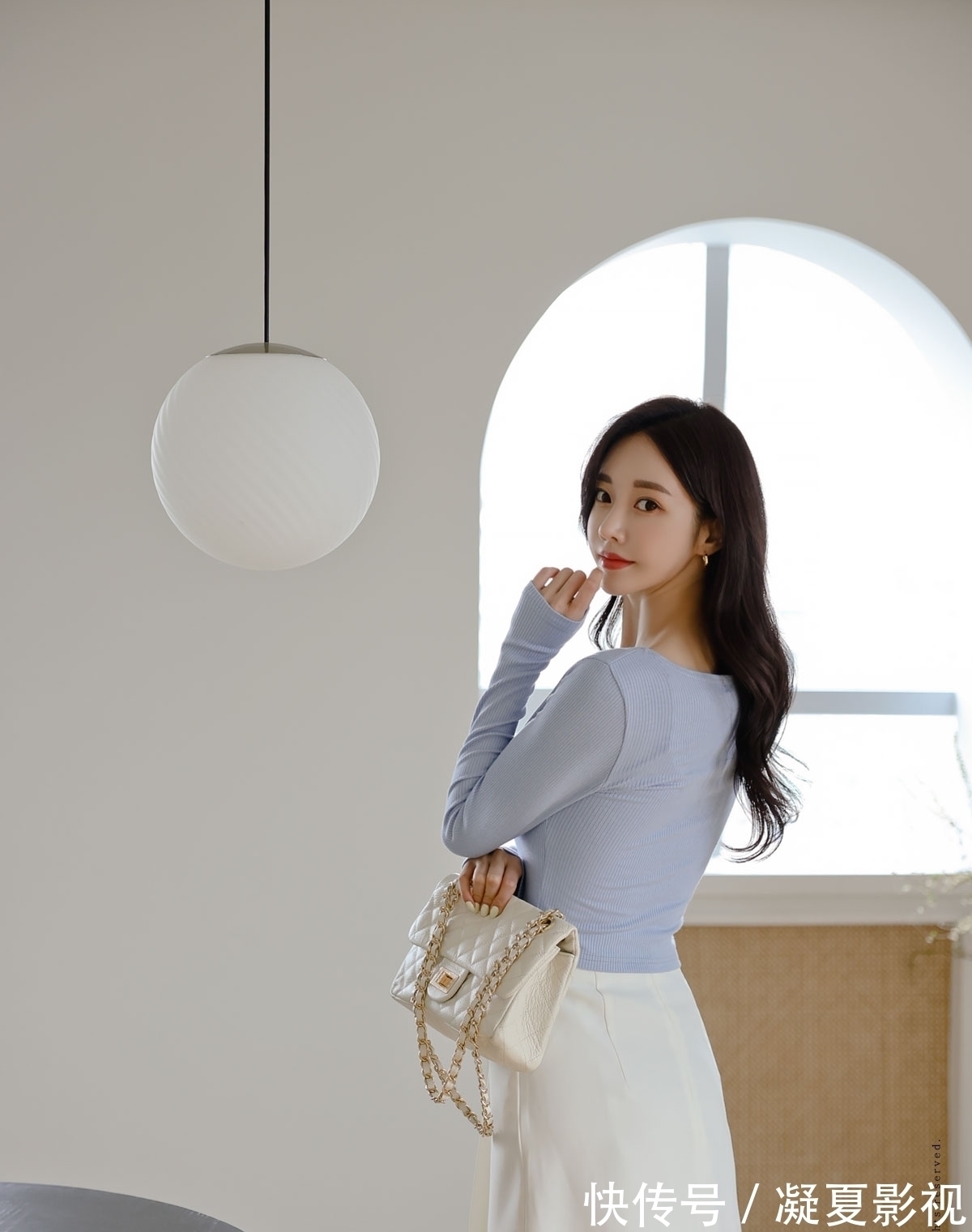 搭配 高清时尚搭配:水波潋滟轻柔螺纹娇俏吊肩裙