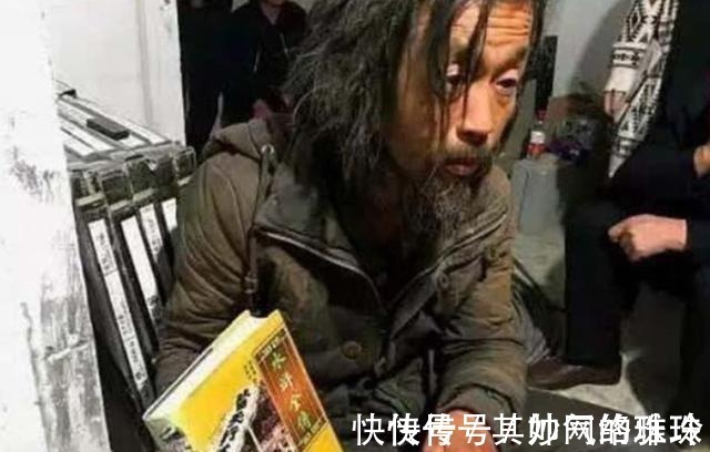书法作品!流浪大师沈巍走红后,9字书法被炒到10万,书法大师:毫无章法