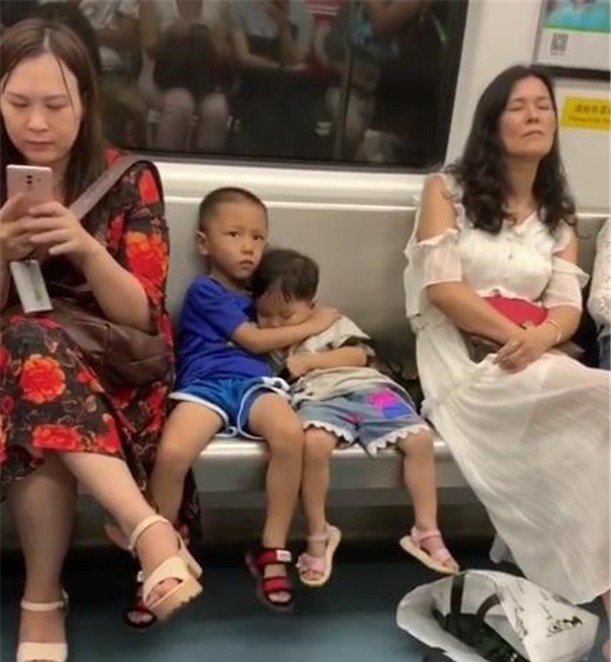 孩子们|妹妹地铁上犯困想睡觉,哥哥贴心照顾惹人羡,网友:有哥哥真好