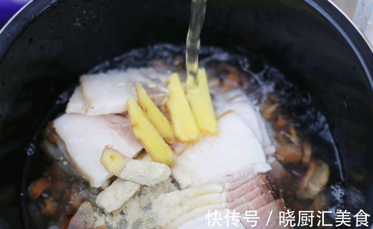 高压锅|鱿鱼和五花肉搭配做成汤，鲜美滋补又好喝，做一锅，全家都能喝