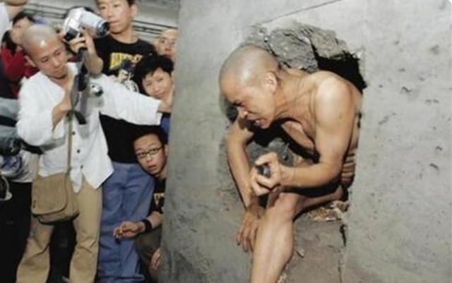 肋骨#“艺术家”何云昌,用自己一根肋骨做项链,给深爱的5个女人戴