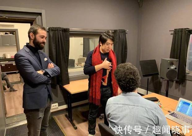 郎朗吉娜录制辽视春晚 与团队合照气氛轻松欢快