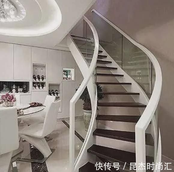齐家云云|有创意的转角楼梯装修设计,能提升装修档次!复式空间学起来