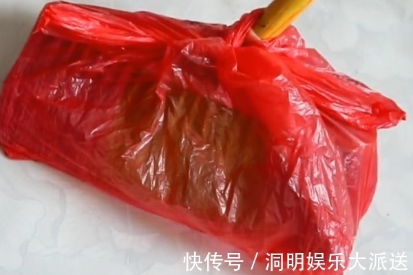 家里用扫帚扫地的要留意,我也是刚刚知道的,抓紧时间提醒家人!