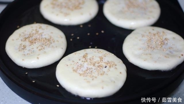 一碗面粉,一碗豆沙,做少油少糖的发面饼,老人孩子放心吃