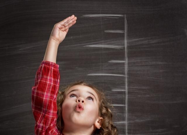 一日三餐|孩子喝牛奶真的能长高吗哪些坚持喝牛奶的孩子身高到底怎么样