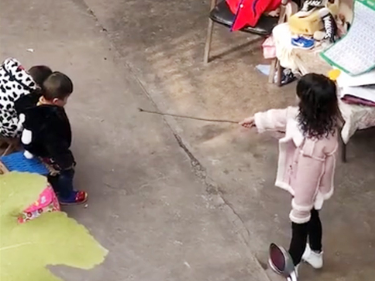 小姐姐|霸气姐姐辅导两个弟弟写作业,手里还拿着工具,妈妈看到后却笑了