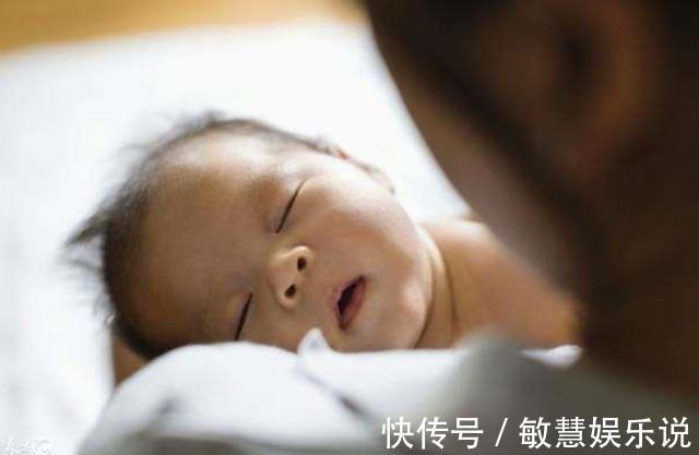 喝奶|为什么母乳喂养的宝宝夜里老醒，喝奶粉宝宝能睡到天亮？原因暖心