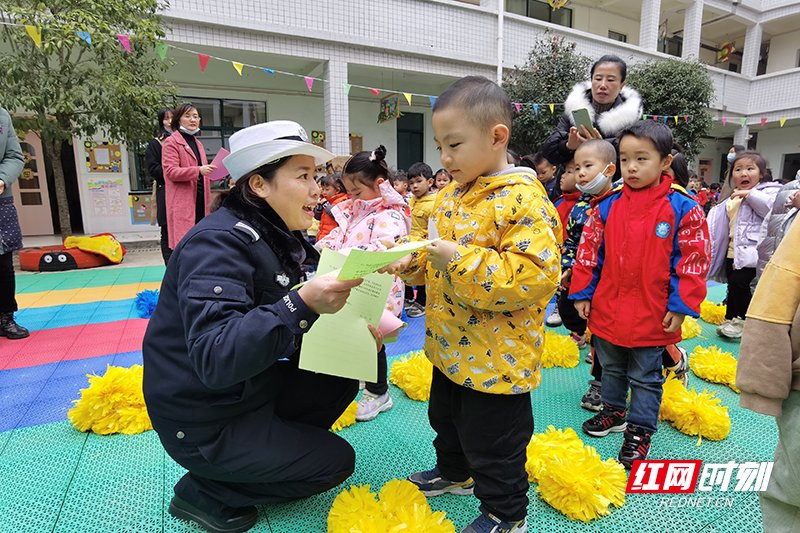 幼儿园|临武交警：幼儿园里“小叮嘱”，编织校园 “大安全”