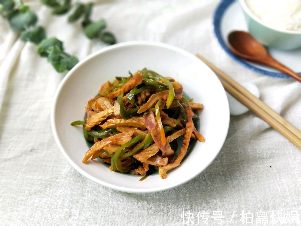 腌笃鲜|笋干简单又好吃的做法，和咸肉青椒一起炒，鲜美下饭，太好吃了