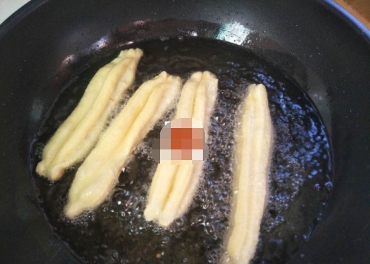 1斤面粉,2个鸡蛋,教你做空心小油条,蓬松柔软,做法简单快捷!