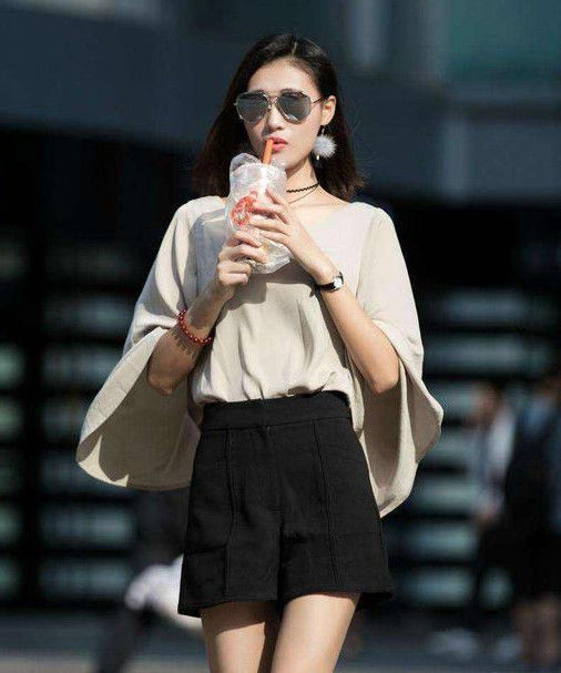 完美|街拍:穿黑色连衣裙的时尚小姐姐,彰显完美的女神气质