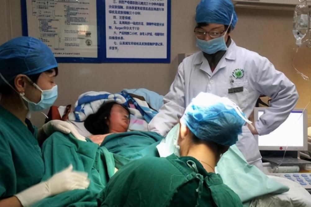 顺产|国外产妇直播生娃,不走寻常路用手拽出来,网友:不愧是战斗民族