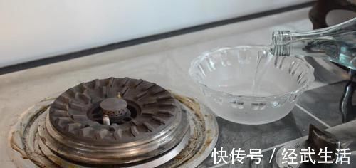 家家户户|在灶台上放几张纸巾,作用真强大,解决家家户户困扰的烦恼,实用