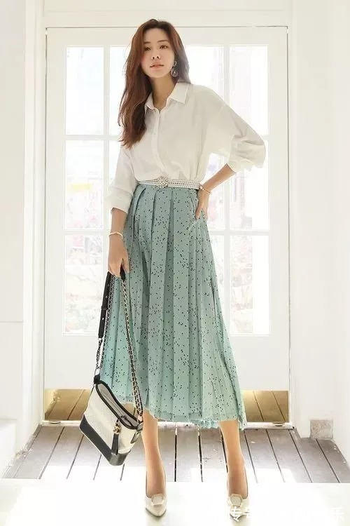 秋天 早秋穿衣越简约越显贵,备齐这“1裤2裙3上衣”就够了,超百搭