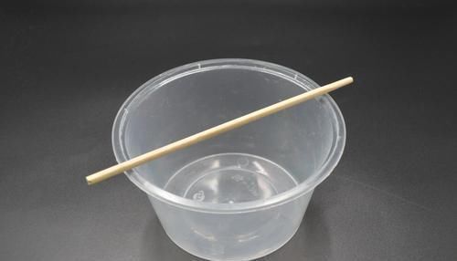 塑料打包盒上穿一根筷子,用途太棒了,解决了很多家庭困扰的烦恼