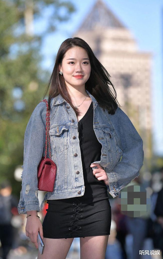 街拍美女:包臀裙搭配小白鞋,勾勒出轻松惬意的少女形象