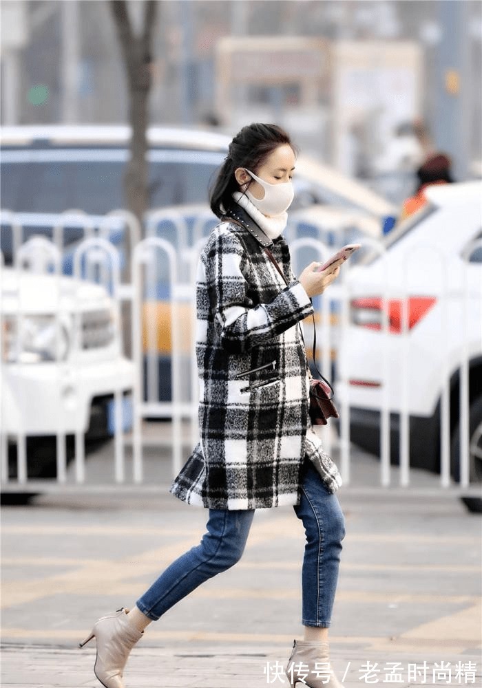 短靴|冬季选择紧身牛仔裤搭配尖头细跟短靴,精致时尚,衬托骨感身材