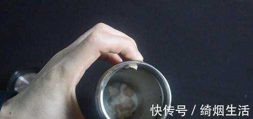 保温杯脏了不好洗？教你用一秘招，洗完就和新买的一样干净，很实用