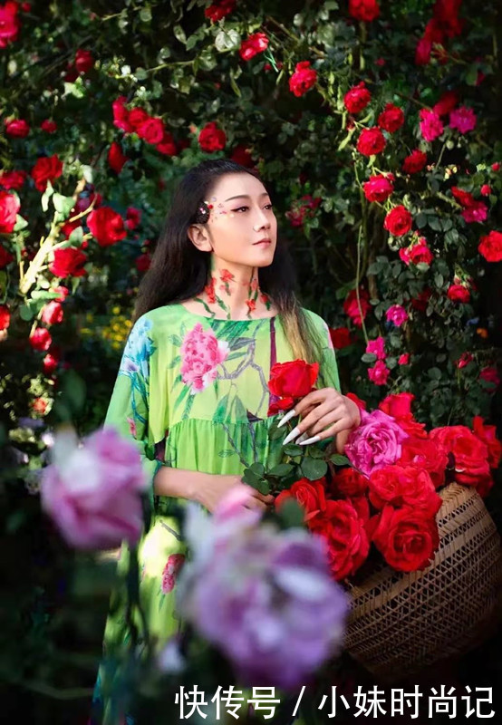 62岁杨丽萍不服老“羽毛”发型配长袍走民族风，鱼尾纹好明显