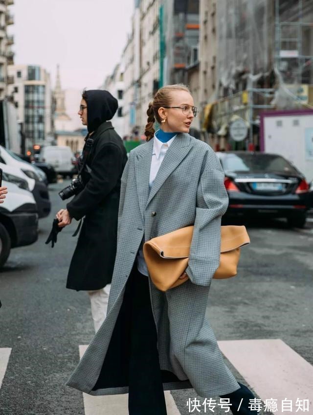 猫姐 大衣里穿什么讲真,这3件单品两两叠穿,解锁N种大衣穿搭!