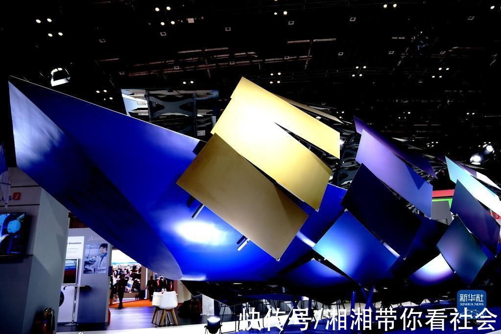 参观者|在技术装备展区领略“科技之美”