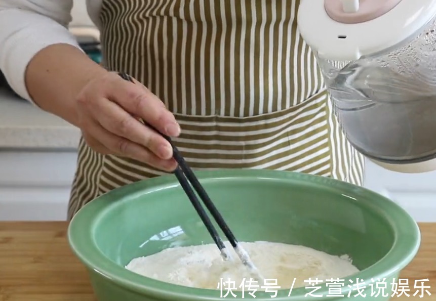 馒头|用开水烫面做馒头，是老一辈蒸馒头的方法，不发面，个个暄软回甘