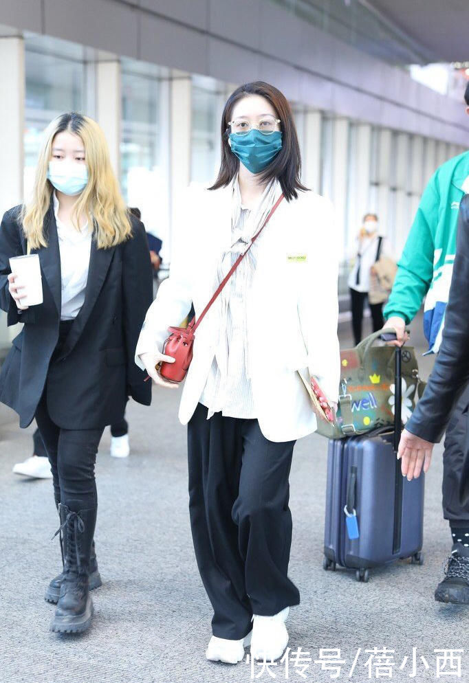 穿搭|58岁毛阿敏越老越时髦，穿白衬衫配牛仔裤走机场，170身材太出挑