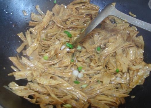 如此做法“烧腐竹”，给肉都不换，很多人都不会炒，今天大厨教你