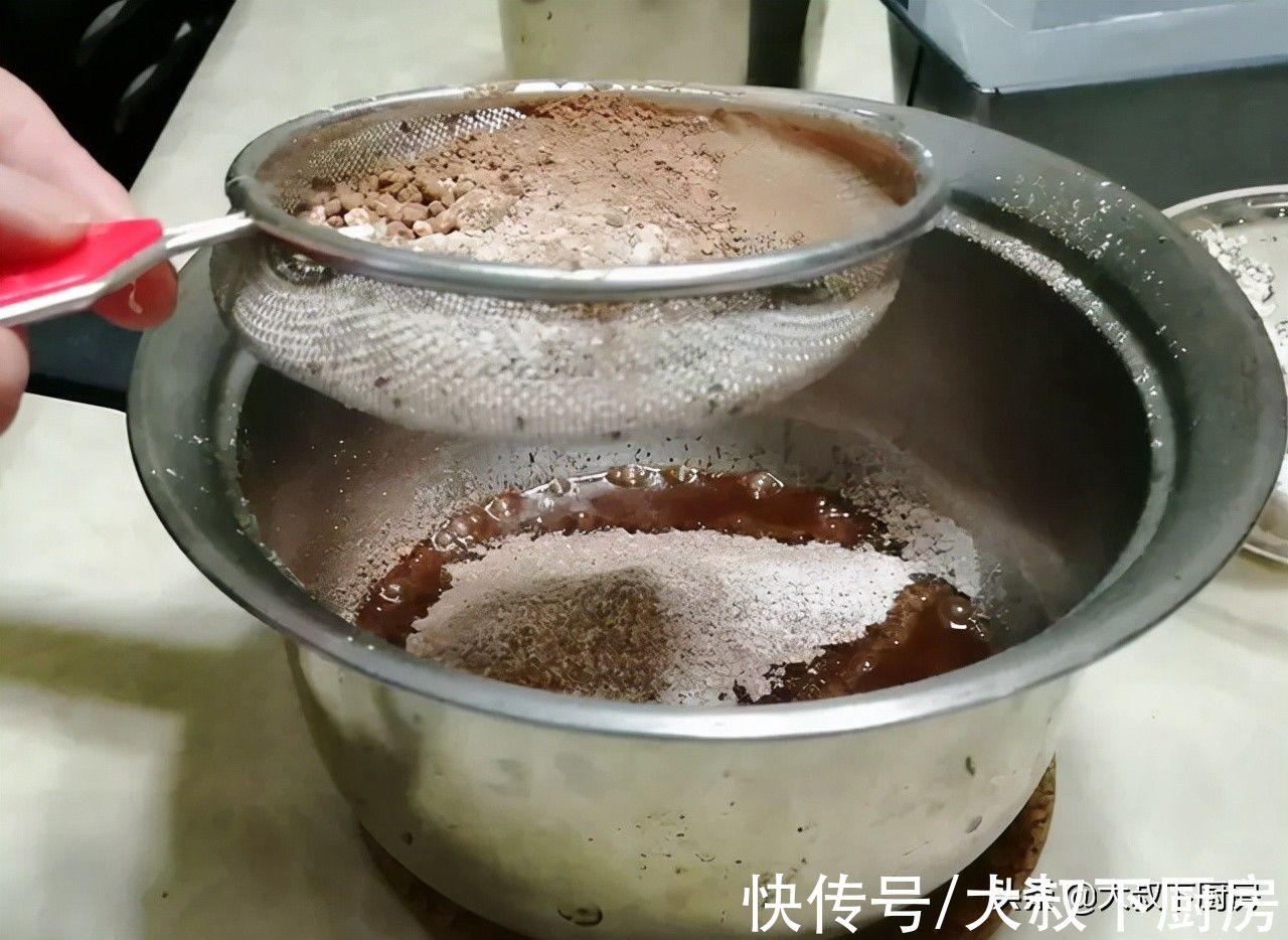 自己DIY！大叔教你巧克力海绵蛋糕，松软可口，简单易学，超好吃