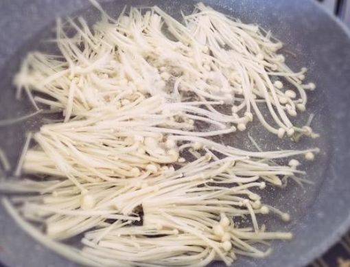 专家|金针菇放进冰箱,继续生长还能吃吗?专家揭晓答案,早看早放心!