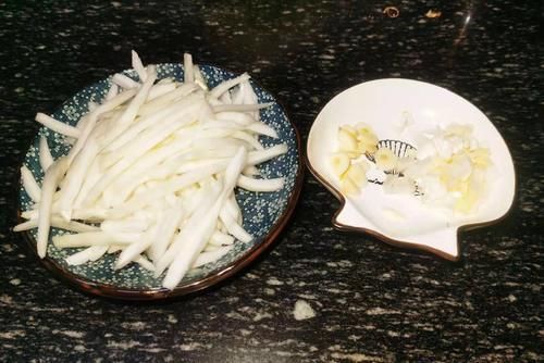 天气寒冷，碰到此菜别手软，爽口又开胃，易吸收不上火，太香了