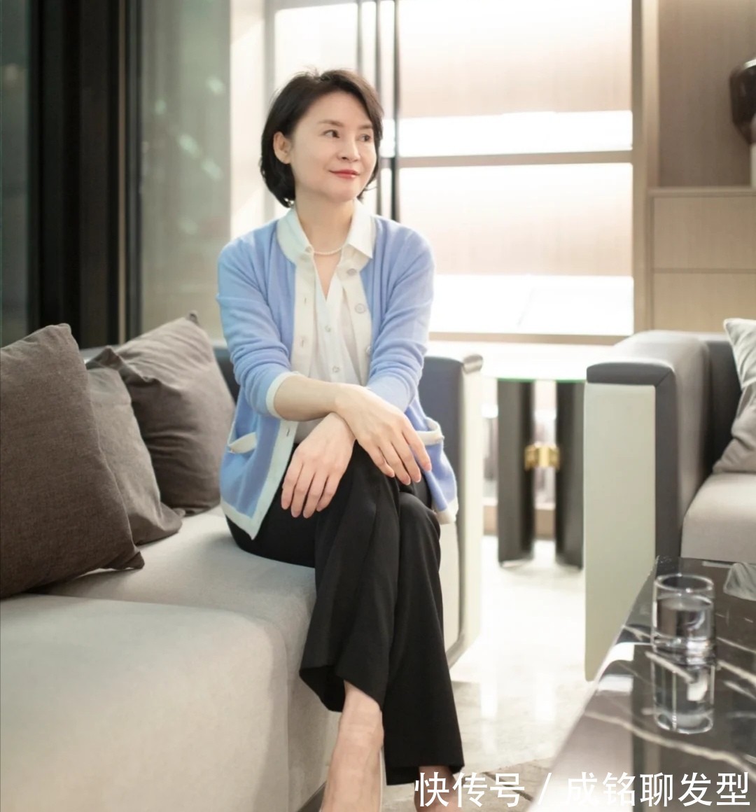印花|奔六的女人会搭配更有魅力，学习她的减龄穿搭术，时尚优雅很高级