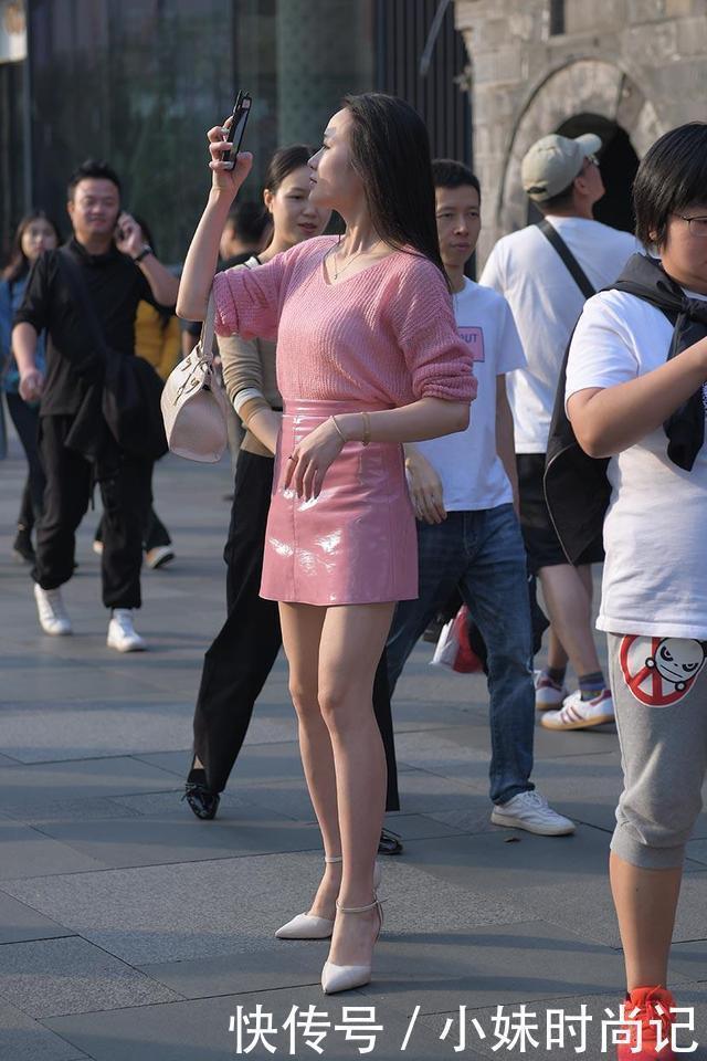 皮裙|浅粉V领蓬松针织衫, 搭配高腰竖纹皮裙, 展现甜美和时尚气息