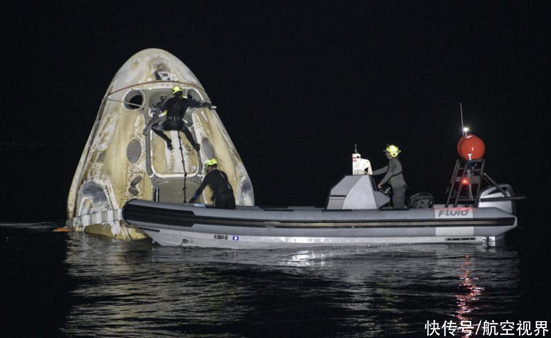 不用看俄罗斯人的脸色！龙飞船溅落大海，美国载人航天翻开新一页