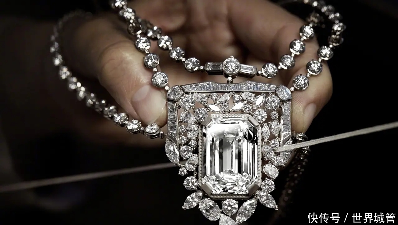 为纪念香水而定制的绝世项链，主钻55.5克拉，且有钱也买不到