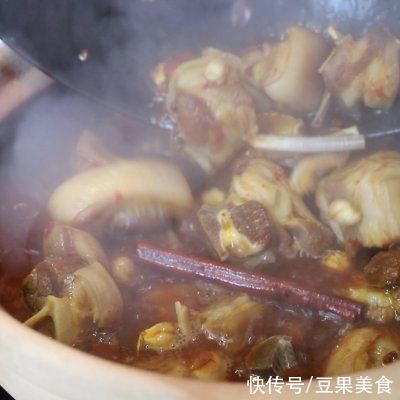 红焖羊肉一口下肚，唇齿留香