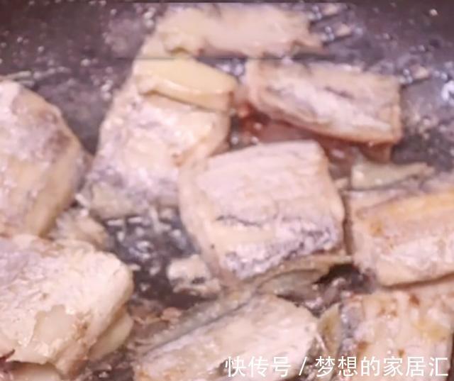 带鱼|炖鱼时,有人加料酒,有人加醋,全不对,教你正确做法,超美味