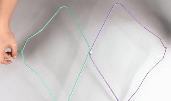 扎带|衣架上绑一根扎带，放在阳台太实用了，解决了家家户户的大烦恼！