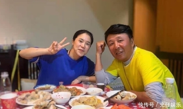 王楠|王楠太幸福,老公郭斌亲自下厨烧一桌饭菜,2人喝交杯酒
