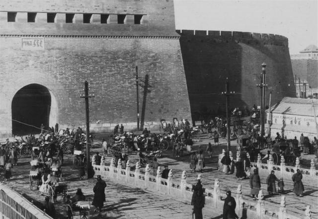 齐聚|1900年八国联军侵略北京城旧照，外国士兵齐聚天坛与被掠夺的佛塔