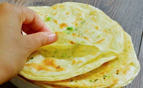 懒人葱油饼的做法，不用和面，10分钟搞定，酥脆喷香，简单超好吃