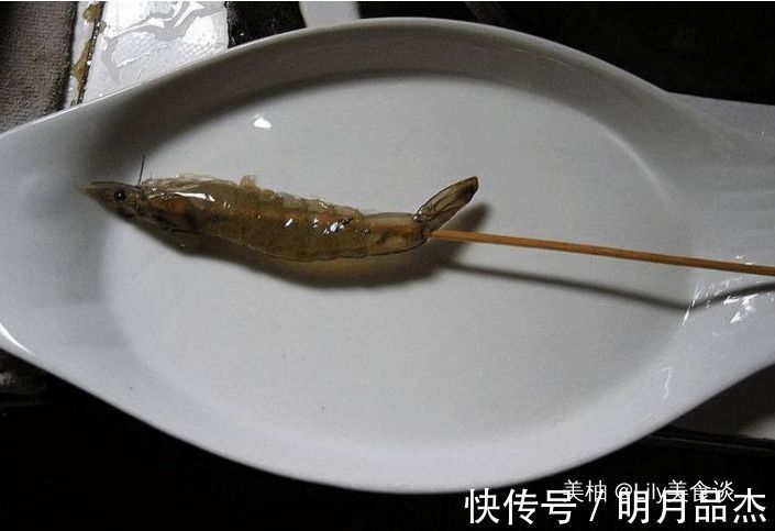 干掉|虾别再煮着吃了,我换种做法外酥里嫩,老公一口气干掉一盘,佩服