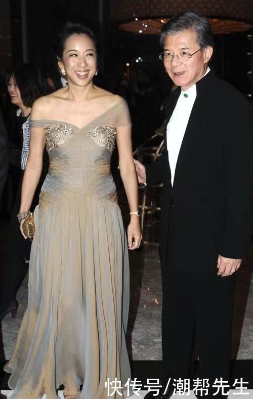 黄黑皮 朱玲玲奶奶年纪也时髦,蕾丝裙外面套马甲,有皱纹也藏不住贵妇范