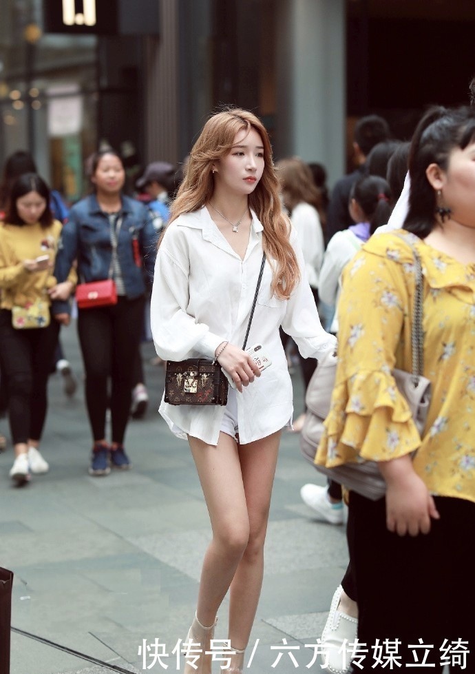 时尚|长发飘飘的美女,短裤和包臀裙的时尚混搭,也能这么美