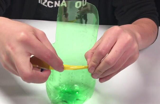 可乐瓶轻松改造一下,放在卫生间里特别实用,家家户户都用的到