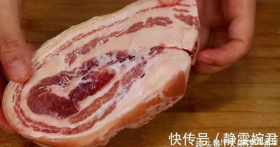 解冻肉先泡水就错了,肉店老板教我一招,迅速解冻吃着跟鲜肉一样